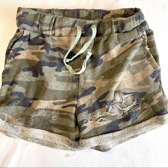 honey bum Pants - DISTRESSED camouflage shorts HONEY BUM army green